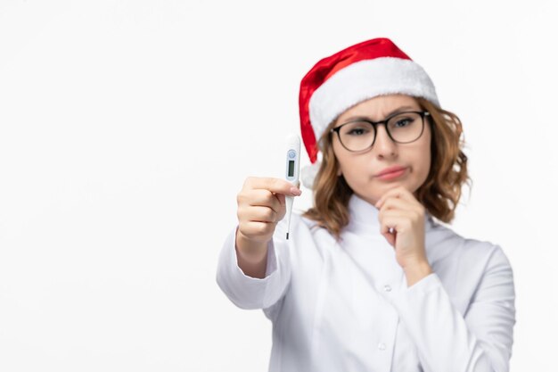 Primo piano sulla giovane donna graziosa che indossa il cappello di Natale isolato