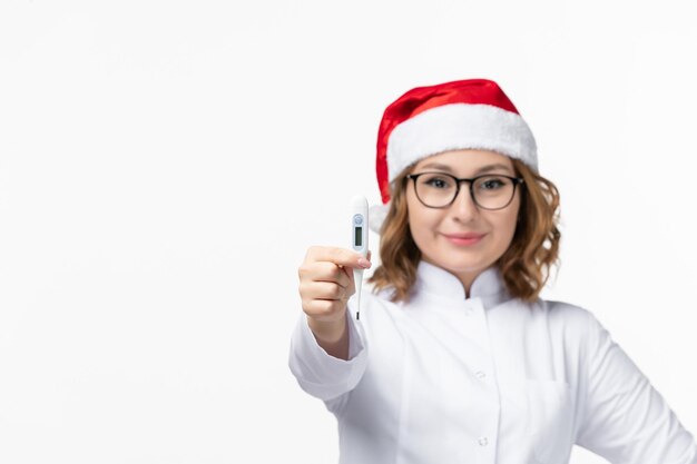 Primo piano sulla giovane donna graziosa che indossa il cappello di Natale isolato