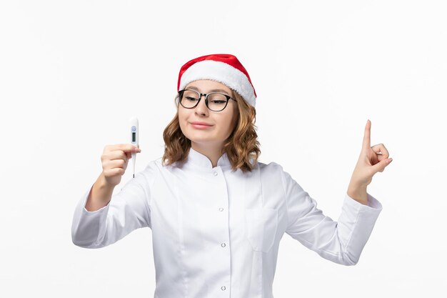 Primo piano sulla giovane donna graziosa che indossa il cappello di Natale isolato