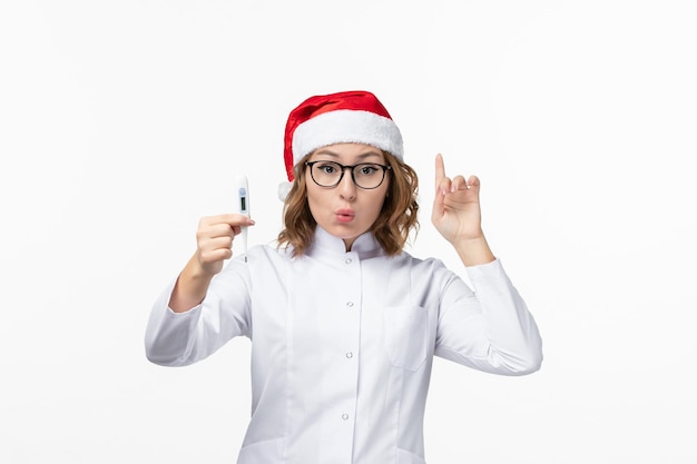 Primo piano sulla giovane donna graziosa che indossa il cappello di Natale isolato