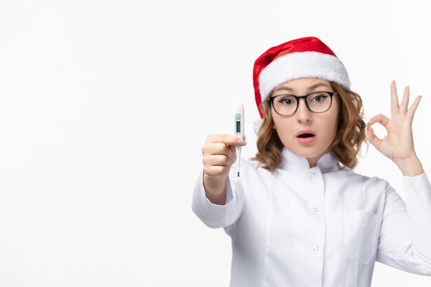 Primo piano sulla giovane donna graziosa che indossa il cappello di Natale isolato