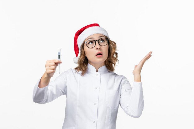 Primo piano sulla giovane donna graziosa che indossa il cappello di Natale isolato