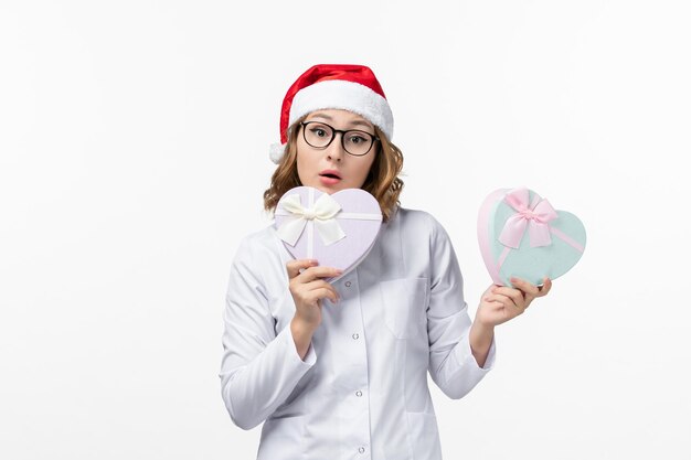 Primo piano sulla giovane donna graziosa che indossa il cappello di Natale isolato