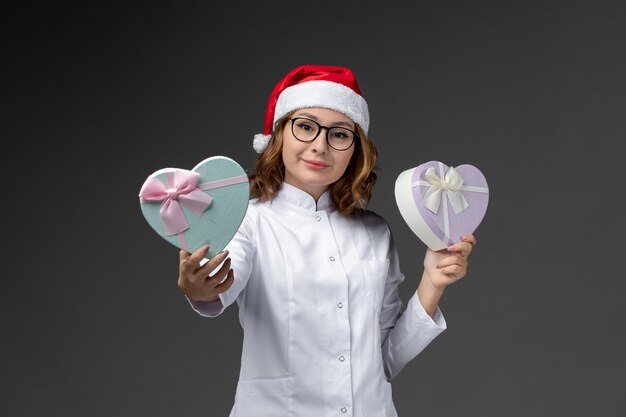 Primo piano sulla giovane donna graziosa che indossa il cappello di Natale isolato