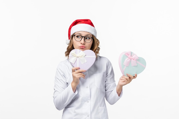 Primo piano sulla giovane donna graziosa che indossa il cappello di Natale isolato