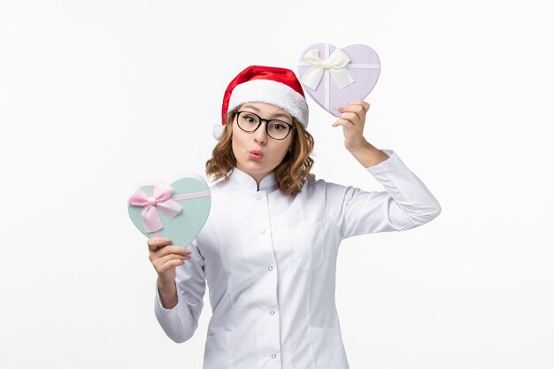 Primo piano sulla giovane donna graziosa che indossa il cappello di Natale isolato