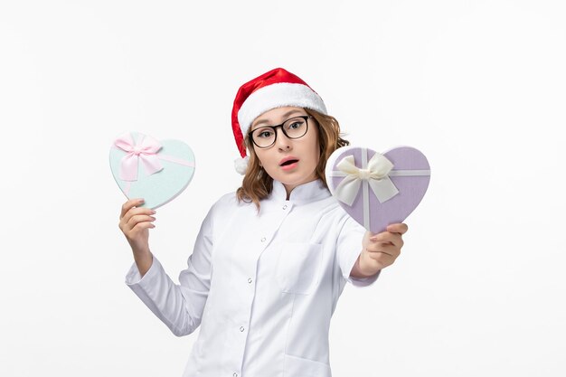 Primo piano sulla giovane donna graziosa che indossa il cappello di Natale isolato