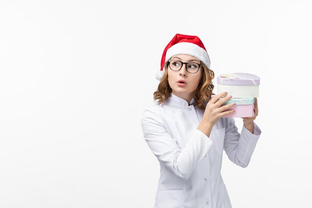 Primo piano sulla giovane donna graziosa che indossa il cappello di Natale isolato