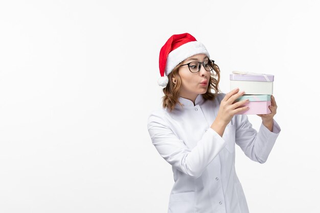 Primo piano sulla giovane donna graziosa che indossa il cappello di Natale isolato