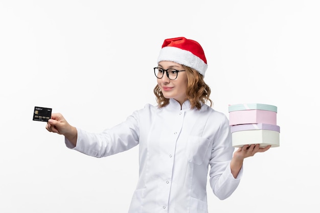 Primo piano sulla giovane donna graziosa che indossa il cappello di Natale isolato