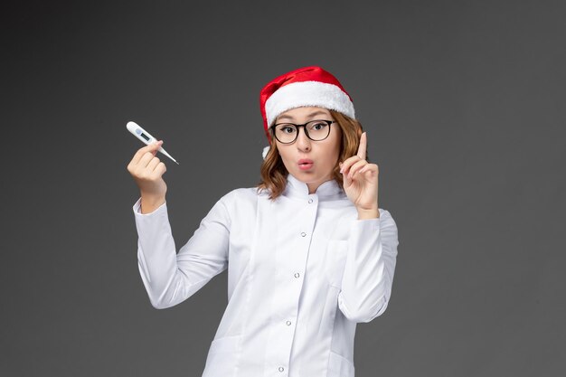 Primo piano sulla giovane donna graziosa che indossa il cappello di Natale isolato