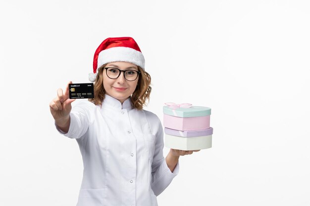 Primo piano sulla giovane donna graziosa che indossa il cappello di Natale isolato