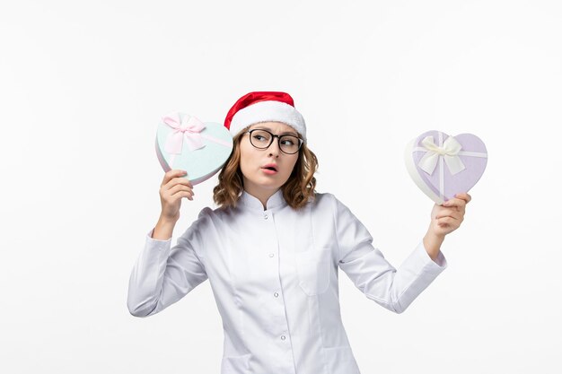 Primo piano sulla giovane donna graziosa che indossa il cappello di Natale isolato