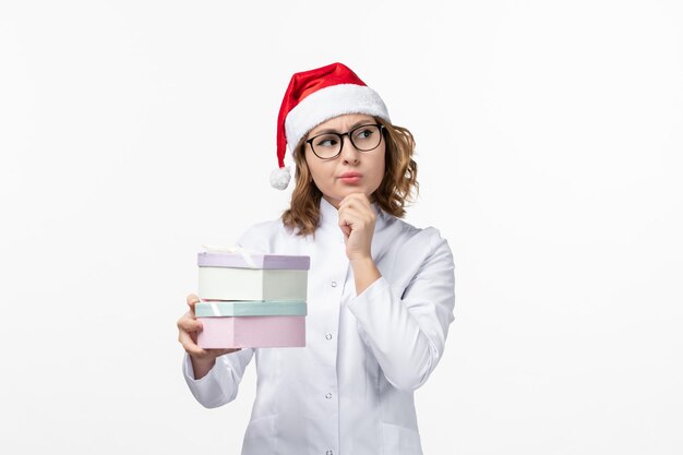 Primo piano sulla giovane donna graziosa che indossa il cappello di Natale isolato