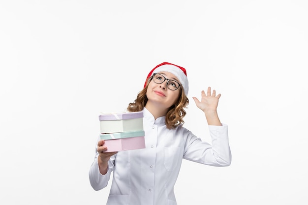 Primo piano sulla giovane donna graziosa che indossa il cappello di Natale isolato