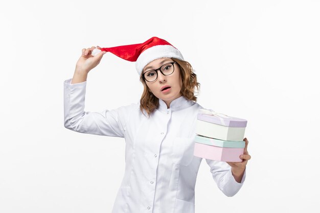 Primo piano sulla giovane donna graziosa che indossa il cappello di Natale isolato