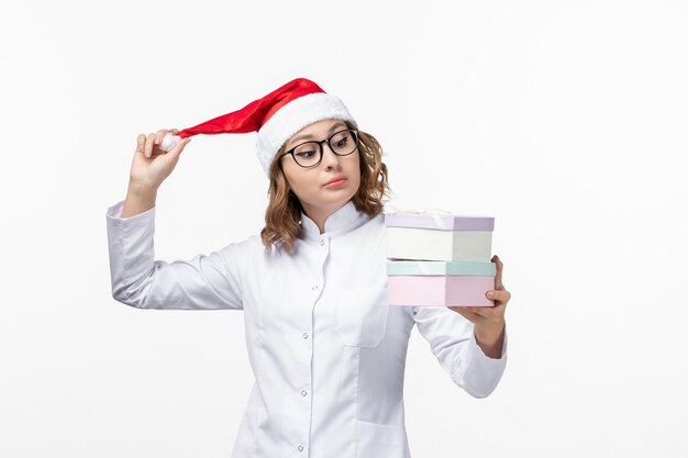 Primo piano sulla giovane donna graziosa che indossa il cappello di Natale isolato