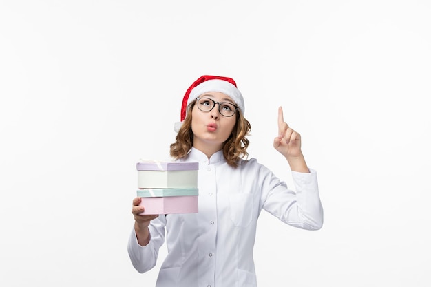 Primo piano sulla giovane donna graziosa che indossa il cappello di Natale isolato