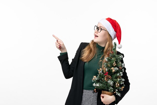 Primo piano sulla giovane donna graziosa che indossa il cappello di Natale isolato