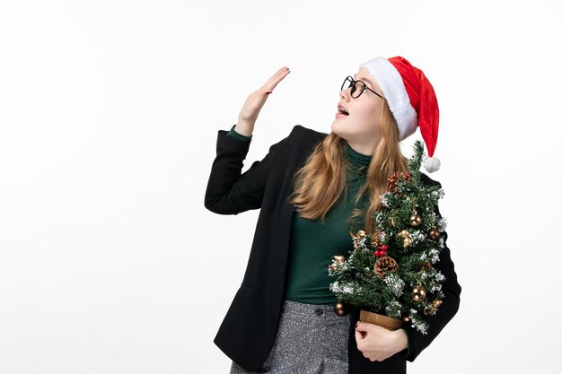 Primo piano sulla giovane donna graziosa che indossa il cappello di Natale isolato