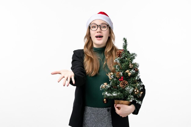 Primo piano sulla giovane donna graziosa che indossa il cappello di Natale isolato