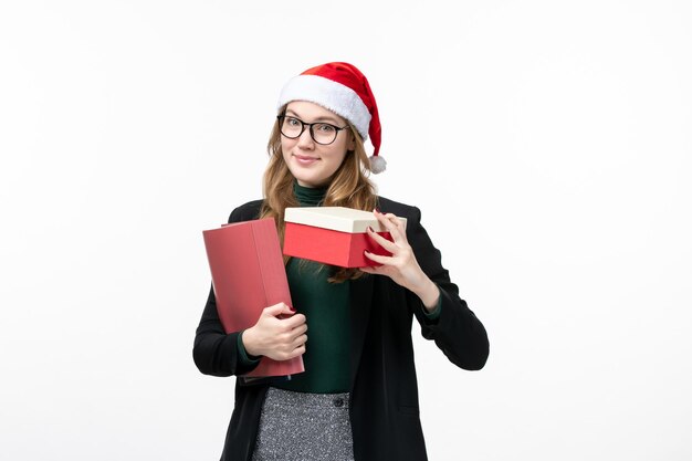 Primo piano sulla giovane donna graziosa che indossa il cappello di Natale isolato