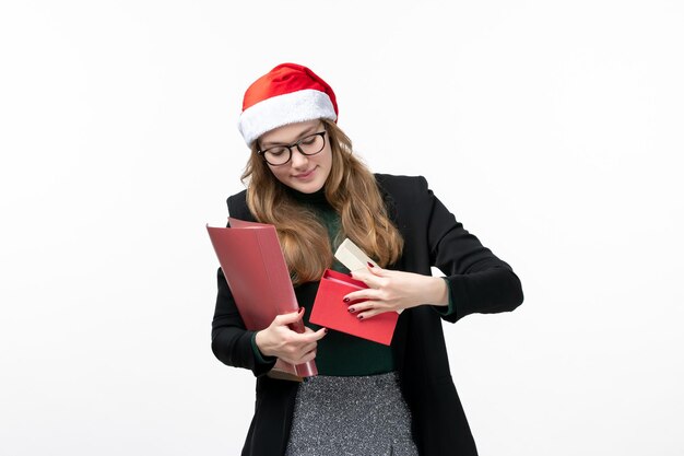 Primo piano sulla giovane donna graziosa che indossa il cappello di Natale isolato