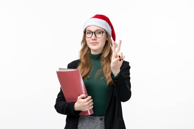 Primo piano sulla giovane donna graziosa che indossa il cappello di Natale isolato