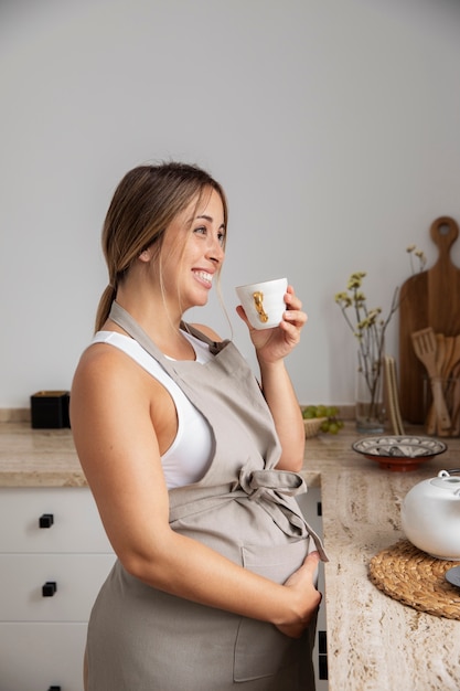 Primo piano sulla giovane donna incinta che cucina