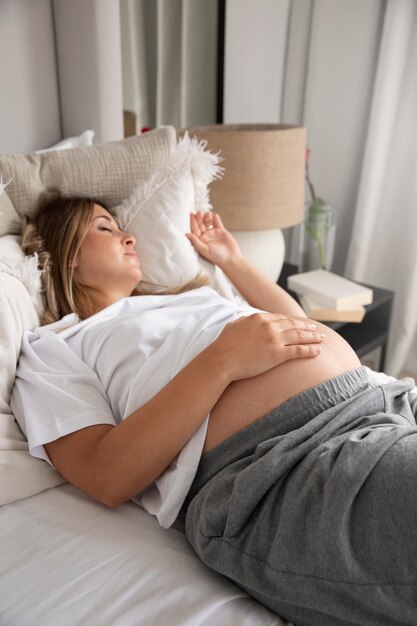 Primo piano sulla giovane donna incinta che dorme