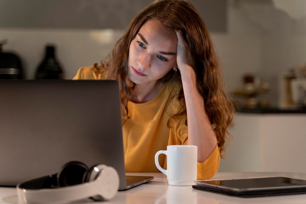 Primo piano sulla persona che lavora a casa di notte