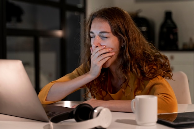 Primo piano sulla persona che lavora a casa di notte