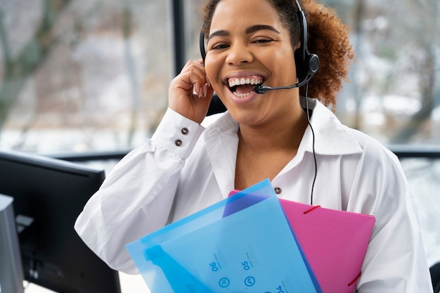 Primo piano sulla persona che lavora nel call center