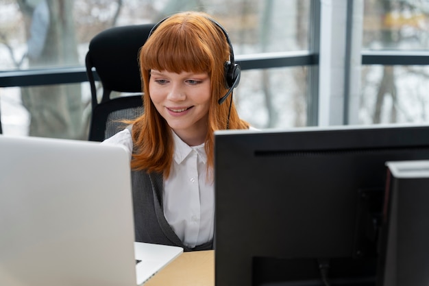 Primo piano sulla persona che lavora nel call center