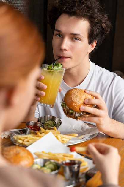 Primo piano sulla persona che si gode il cibo