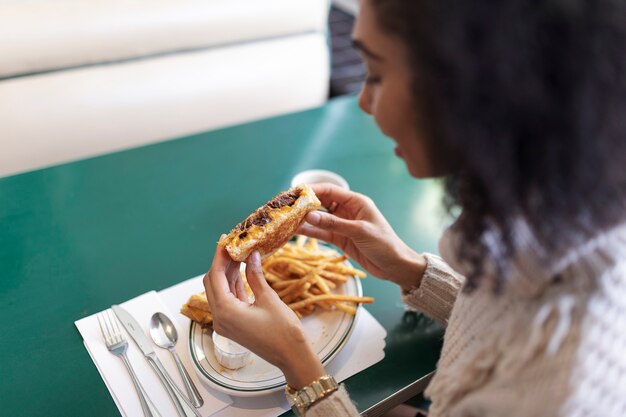 Primo piano sulla persona che si gode il cibo