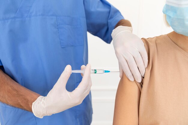 Primo piano sulla persona che viene vaccinata