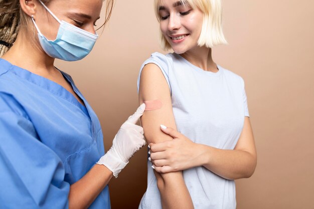 Primo piano sulla persona che viene vaccinata