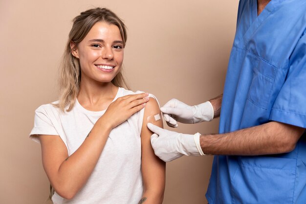 Primo piano sulla persona che viene vaccinata