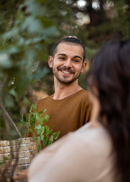 Primo piano sulla piantagione di nuove piante in natura