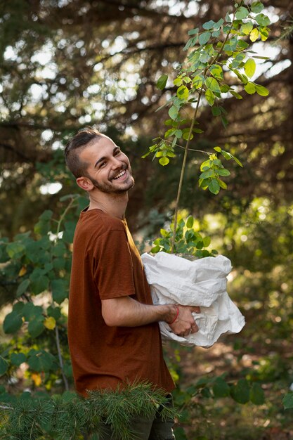 Primo piano sulla piantagione di nuove piante in natura