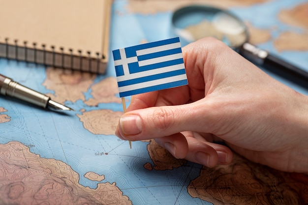 Primo piano sulla piccola bandiera della Grecia sulla mappa