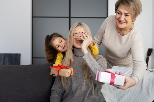 Primo piano sulla ragazza con mamma e nonna