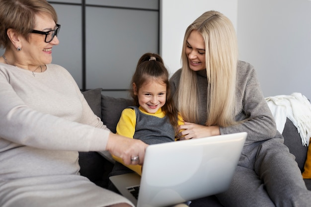 Primo piano sulla ragazza con mamma e nonna