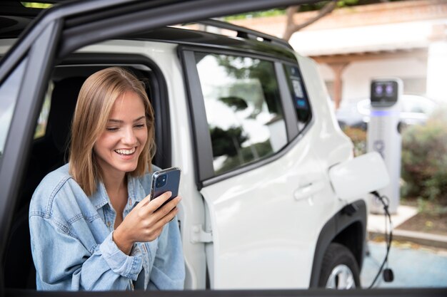 Primo piano sulla ricarica dell'auto elettrica