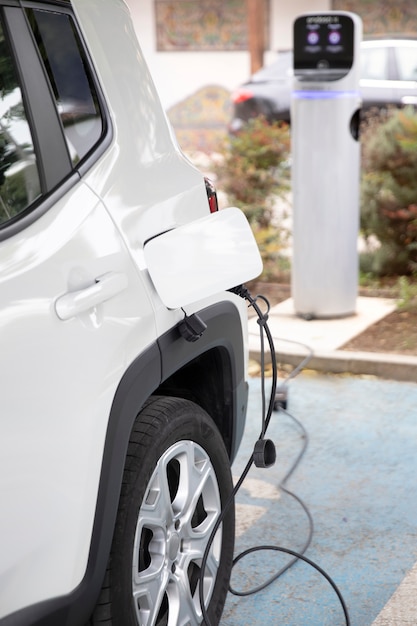 Primo piano sulla ricarica dell'auto elettrica