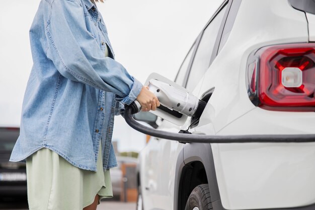 Primo piano sulla ricarica dell'auto elettrica