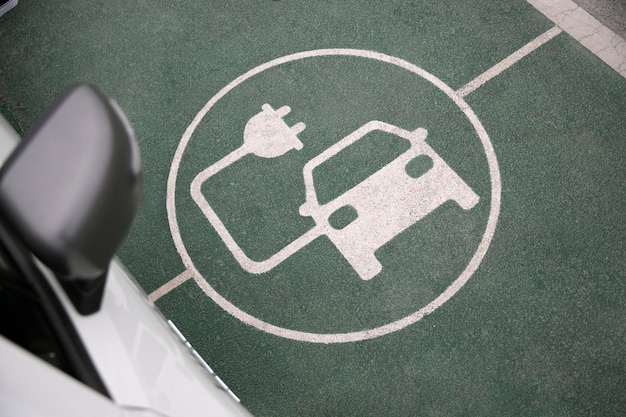 Primo piano sulla ricarica dell'auto elettrica