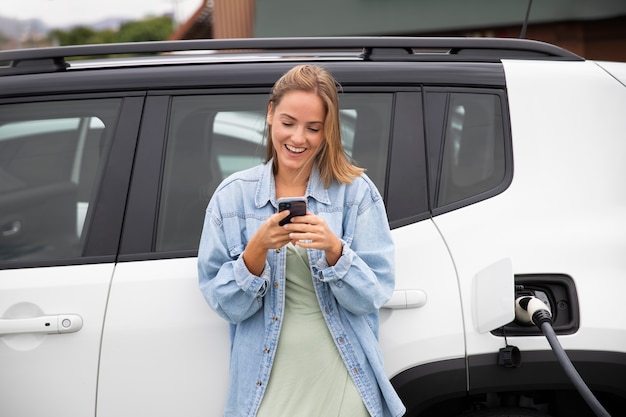 Primo piano sulla ricarica dell'auto elettrica