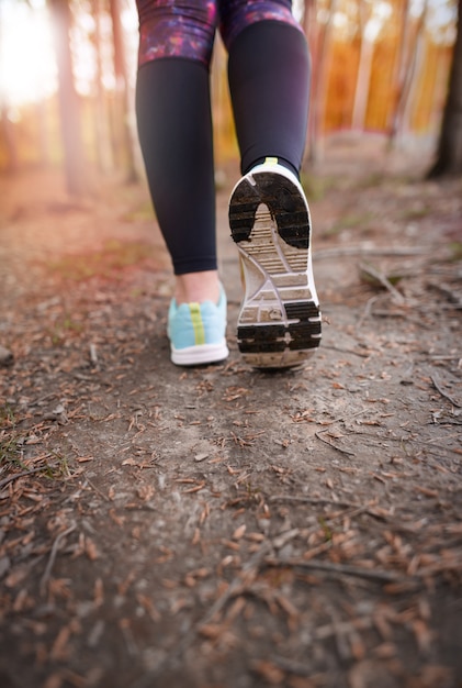 Primo piano sulla scarpa sportiva di persona sportiva